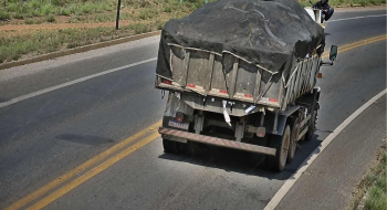 Prefeitura de Aparecida aplica multa de R$ 30 mil por descarte irregular de entulho em avenida
